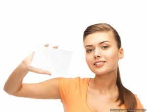 אישה מחזיקה כרטיס ביקור ריק - אילוסטרציה